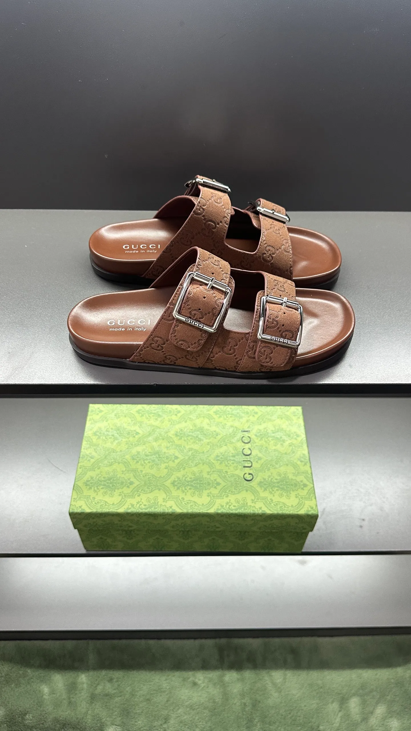 [G Home New Style] P: 320💰Men's size 39~45, (46. Customized) This slipper is made of GG polyester fiber and is decorated with a Gucci label on the front, which adds a striking logo feel to the style. "Gucci Made in Italy" stamped label Rubber sole Flat Made in Italy